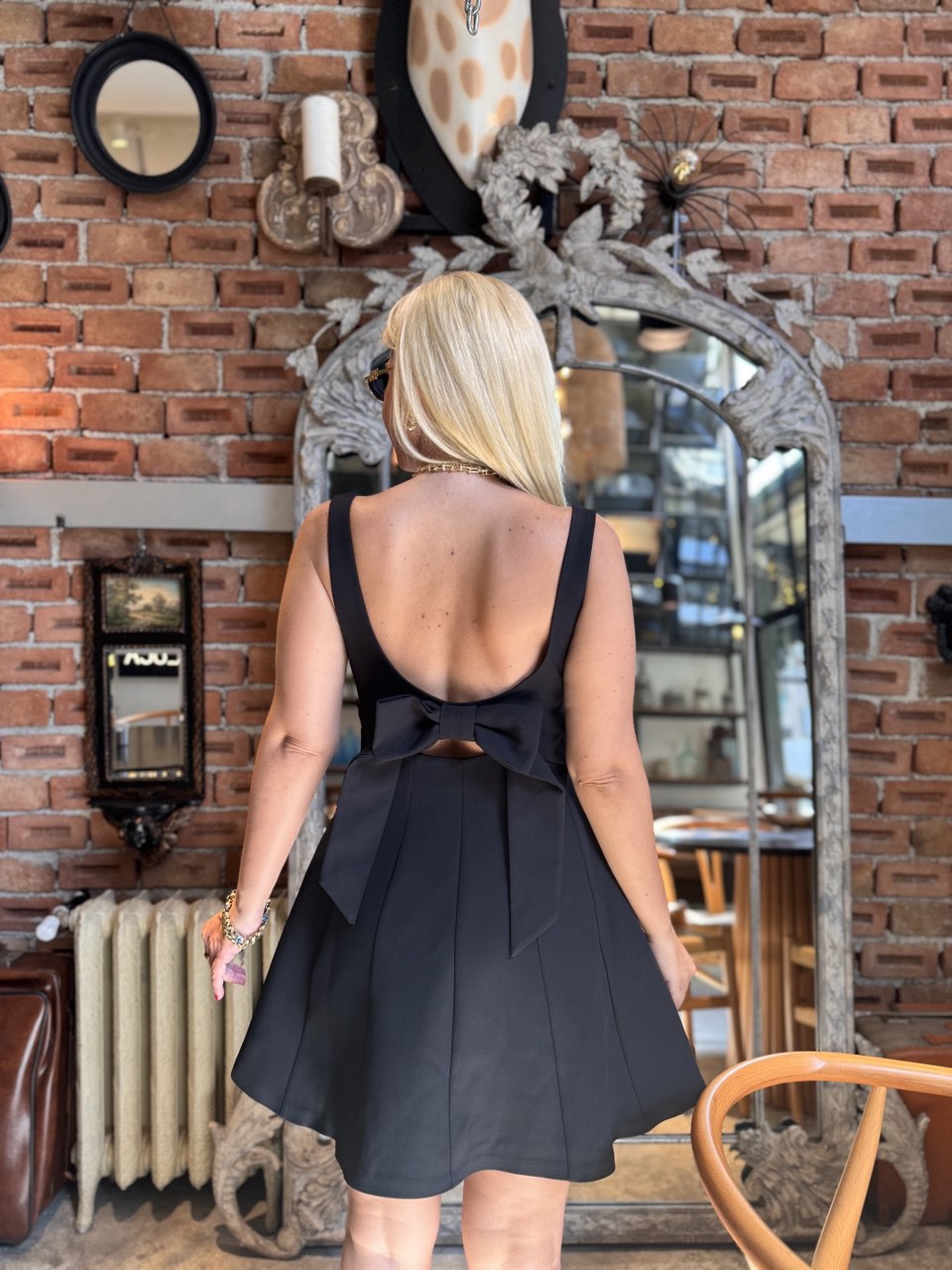 Siyah mini sırt detaylı elbise