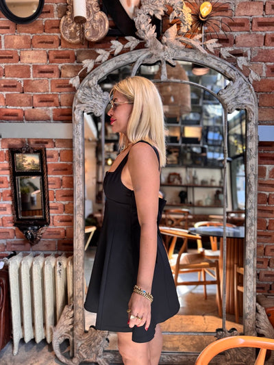 Siyah mini sırt detaylı elbise