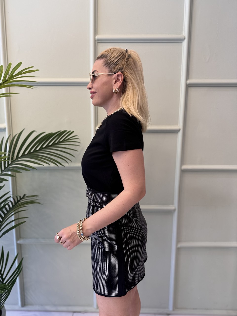 Siyah taşlı kemer detaylı mini etek