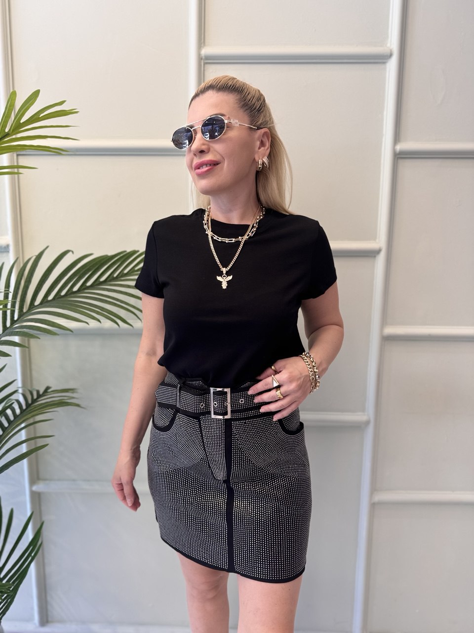 Siyah taşlı kemer detaylı mini etek