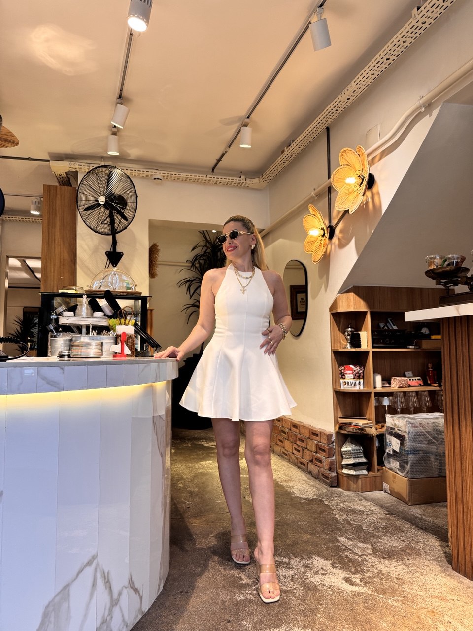 Beyaz volanlı mini elbise