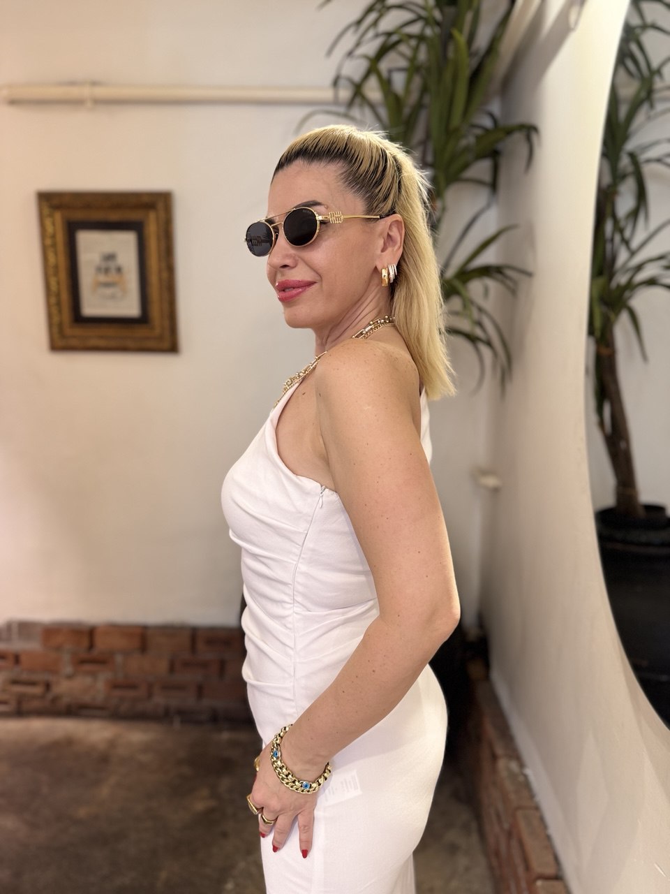 Beyaz tek omuz yırtmaçlı midi boy elbise
