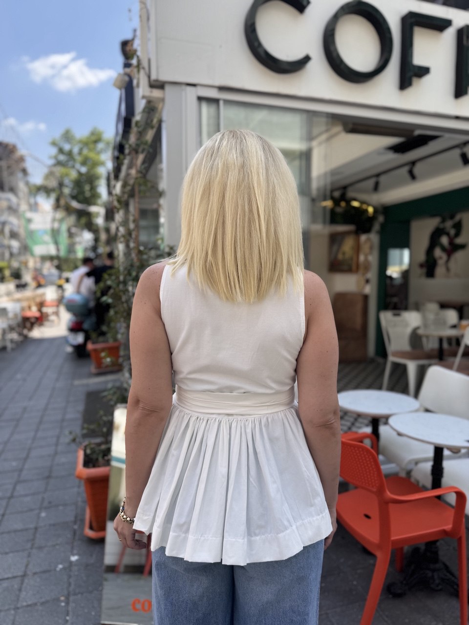 Beyaz kruvaze kemer detaylı bluz
