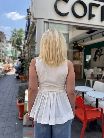 Beyaz kruvaze kemer detaylı bluz