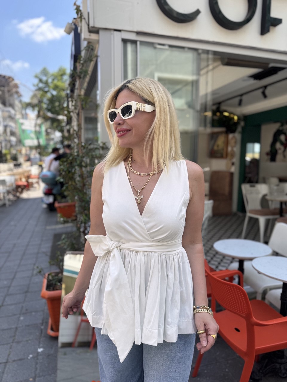 Beyaz kruvaze kemer detaylı bluz