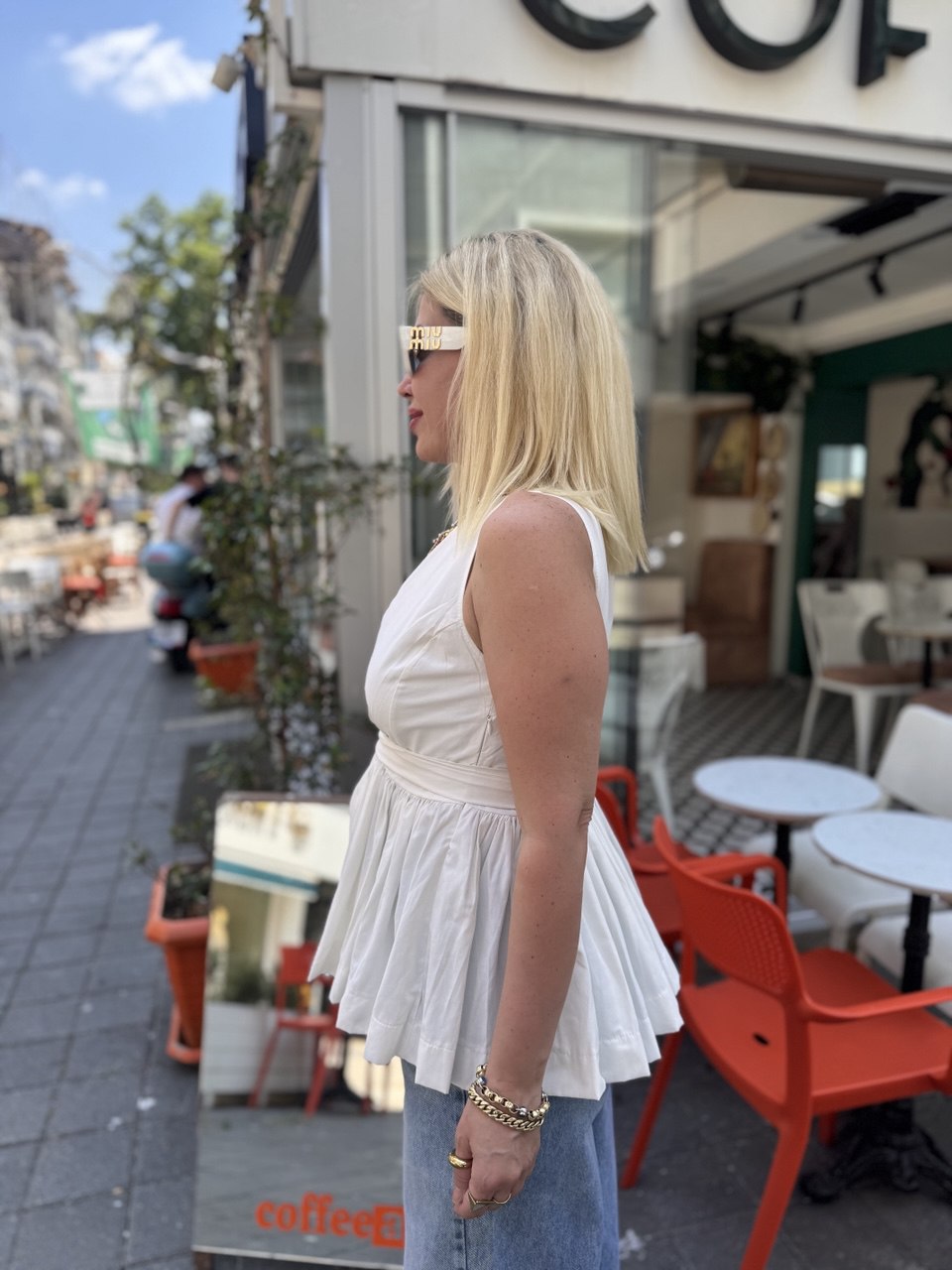 Beyaz kruvaze kemer detaylı bluz
