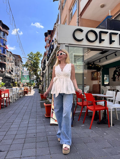 Beyaz kruvaze kemer detaylı bluz