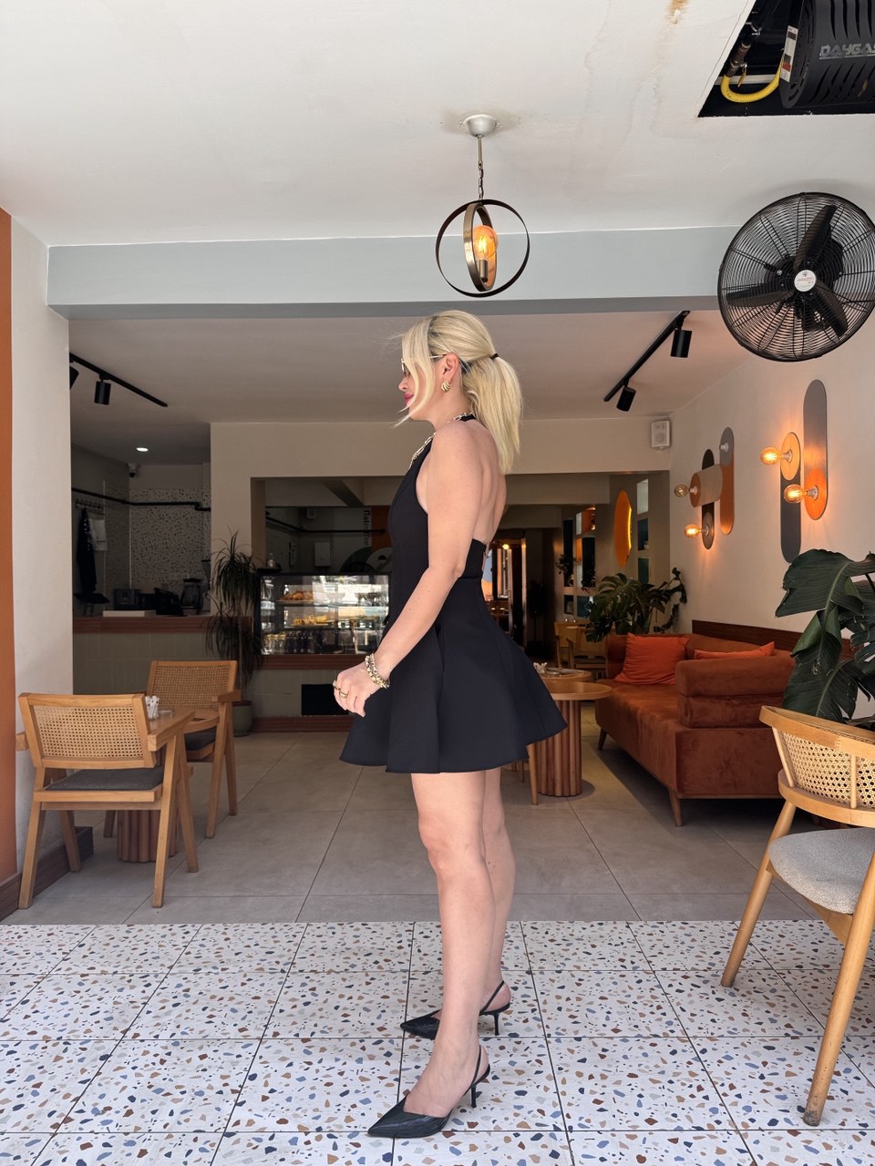 Siyah halter yaka mini volanlı elbise