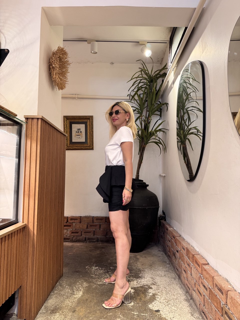 Siyah drapeli bel detaylı mini etek