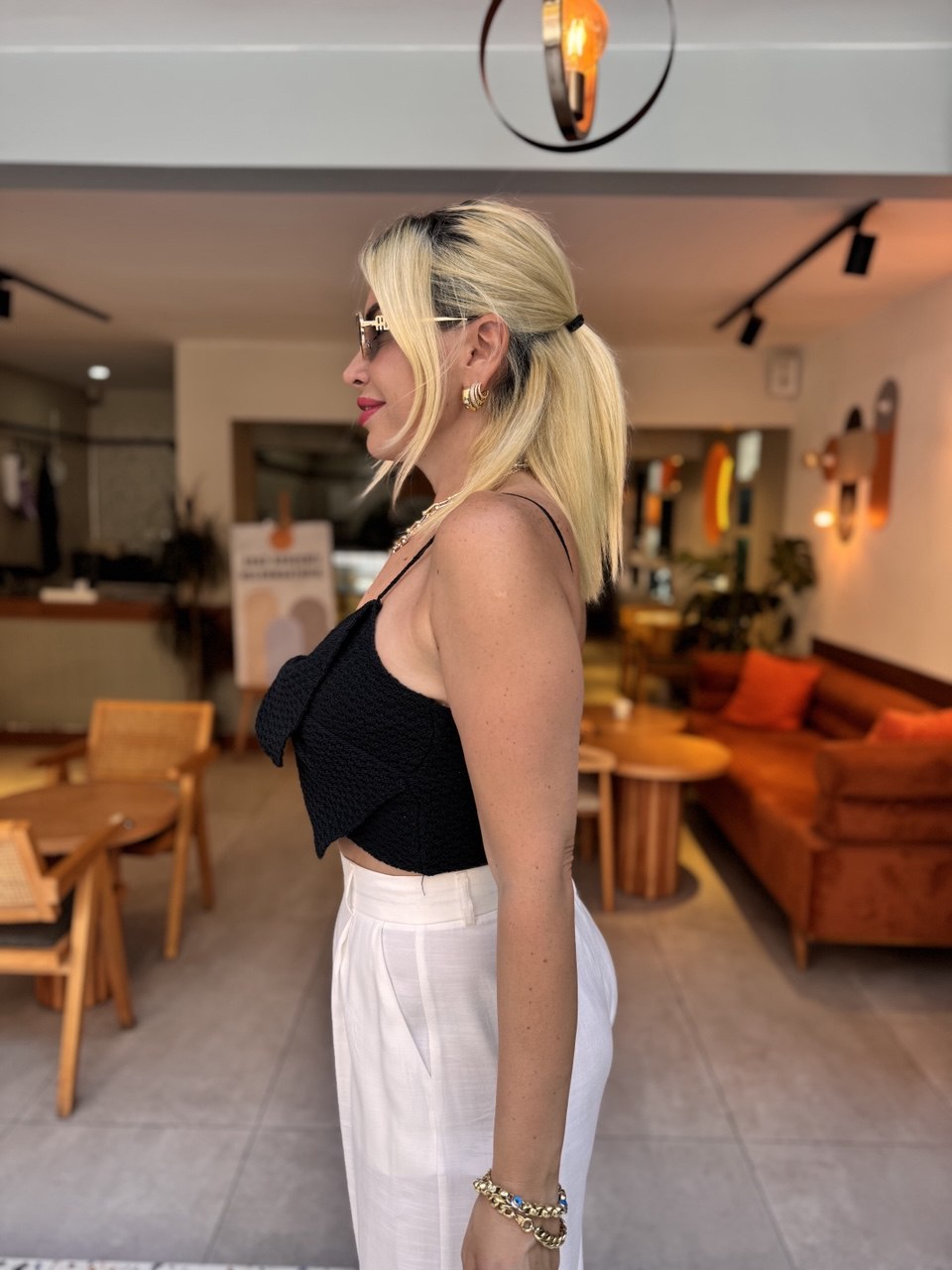 Siyah askılı fiyonk detaylı crop