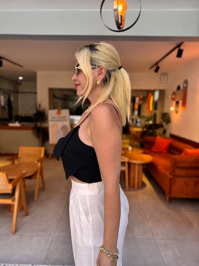 Siyah askılı fiyonk detaylı crop