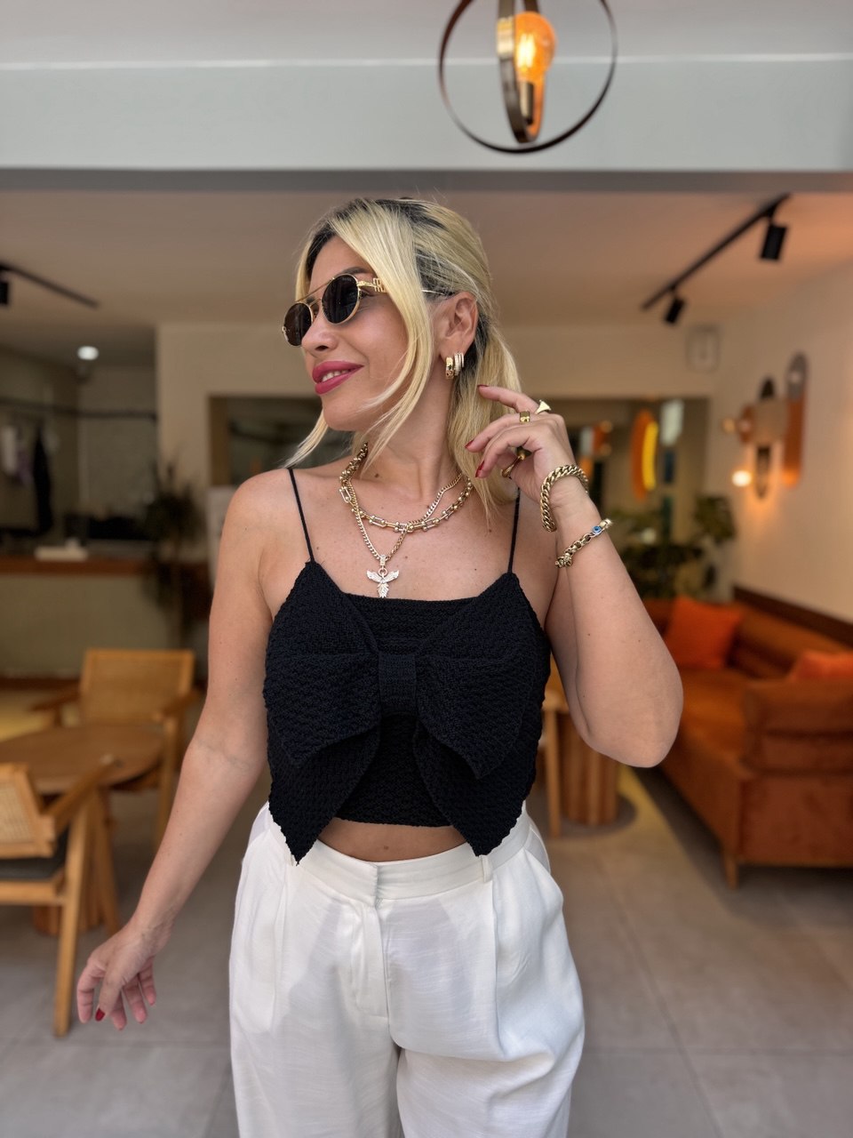 Siyah askılı fiyonk detaylı crop