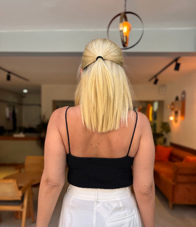 Siyah askılı fiyonk detaylı crop