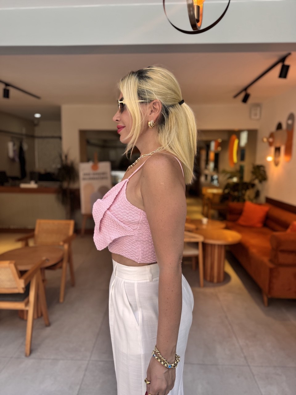 Pembe askılı fiyonk detaylı crop