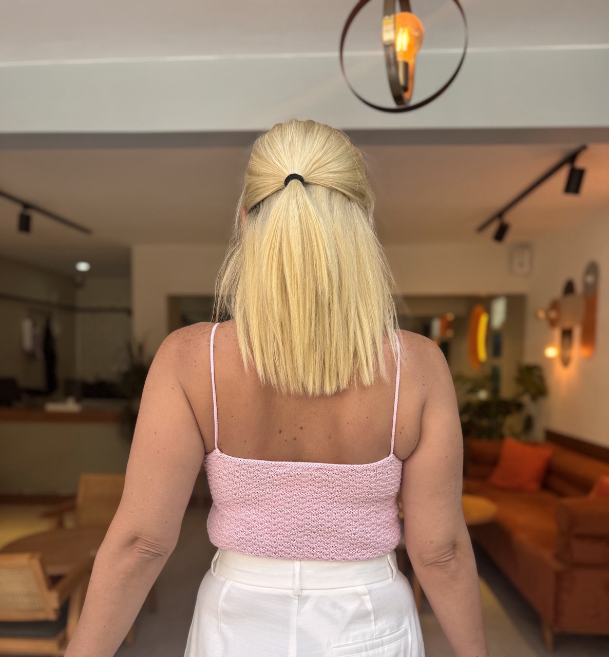 Pembe askılı fiyonk detaylı crop