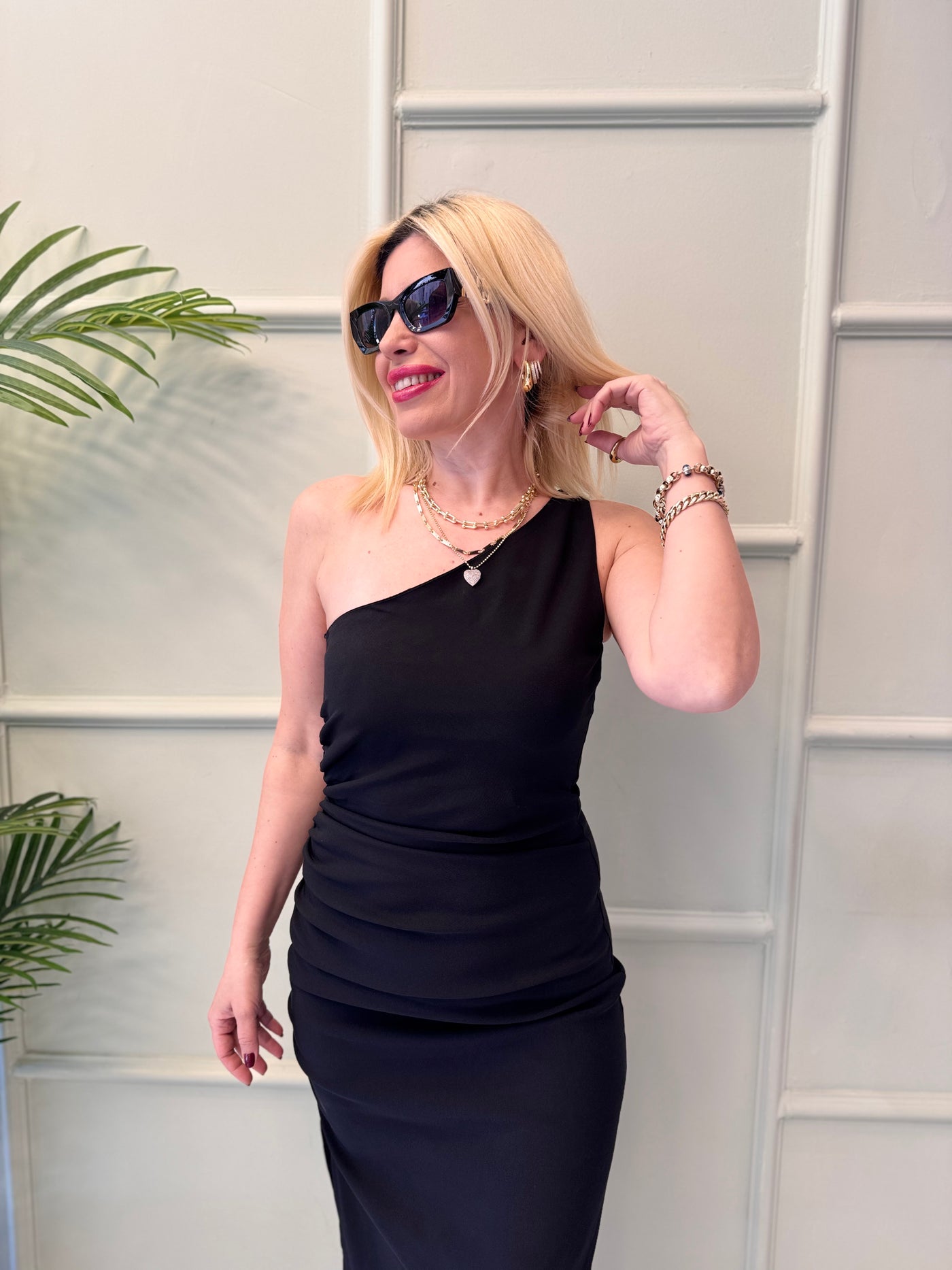 Siyah tek omuz midi boy yırtmaçlı elbise