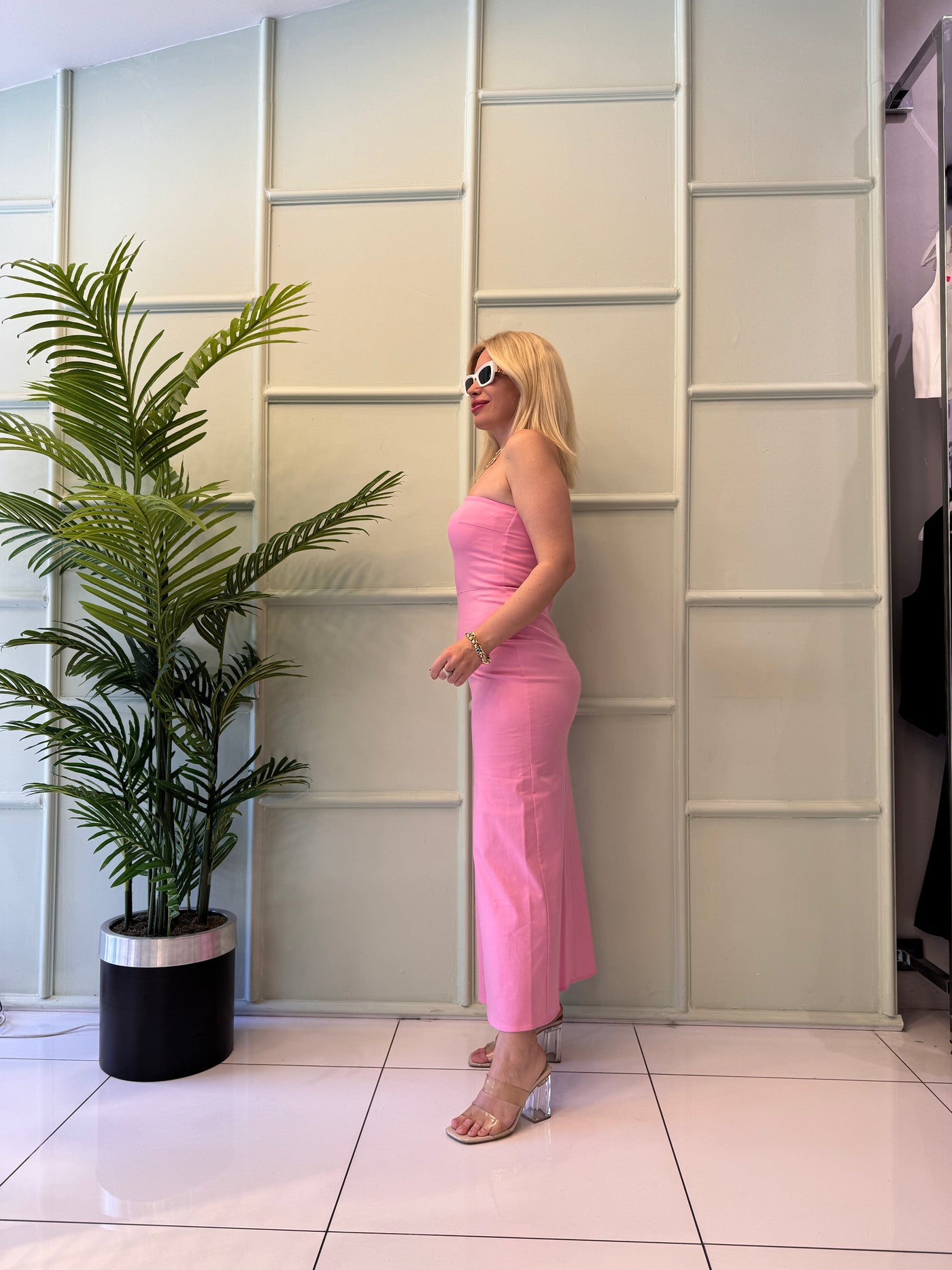 Pembe straplez uzun yırtmaçlı elbise